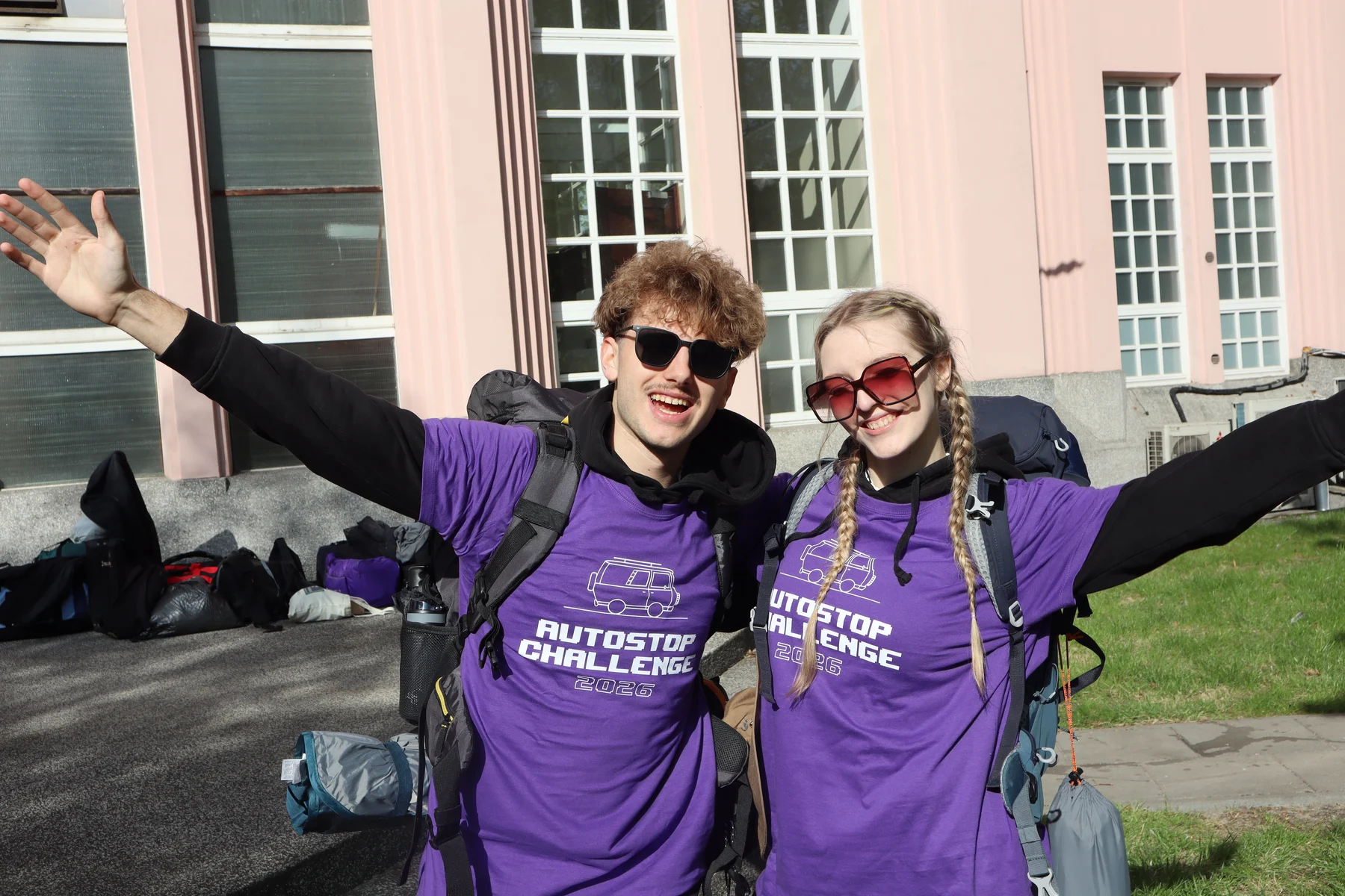 Uczestnicy Autostop Challenge w fioletowych koszulkach przed startem spod SGH